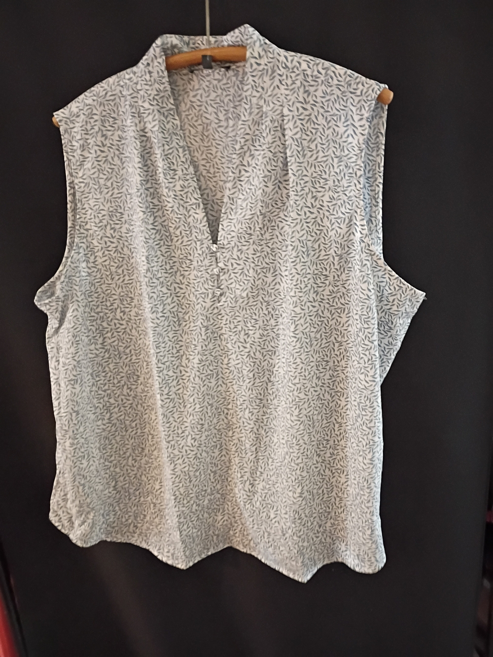Adrianna Papell Sleeveless V-Neck Blouse in Light Blue Leaf Print